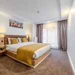 Roys & Hotel