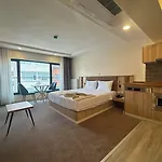 Roys & Hotel