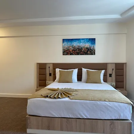 Hotel Roys & 4*
