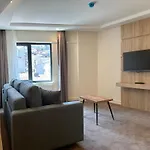 Roys & Hotel