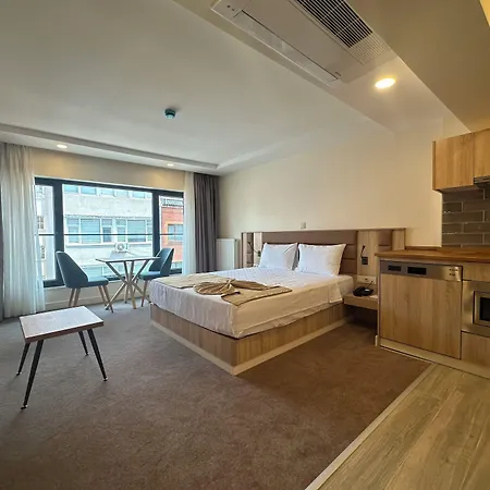 Roys & Hotel