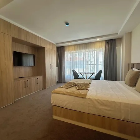 Roys & Hotel 4*