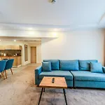 Roys & Hotel